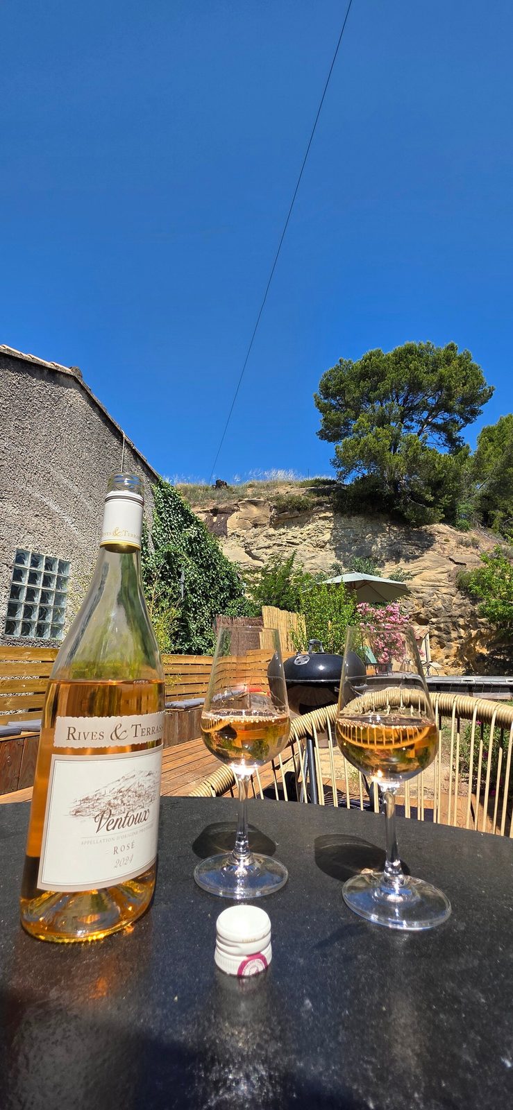 Terrasse de la villa à la tombée de la nuit, lanternes allumées