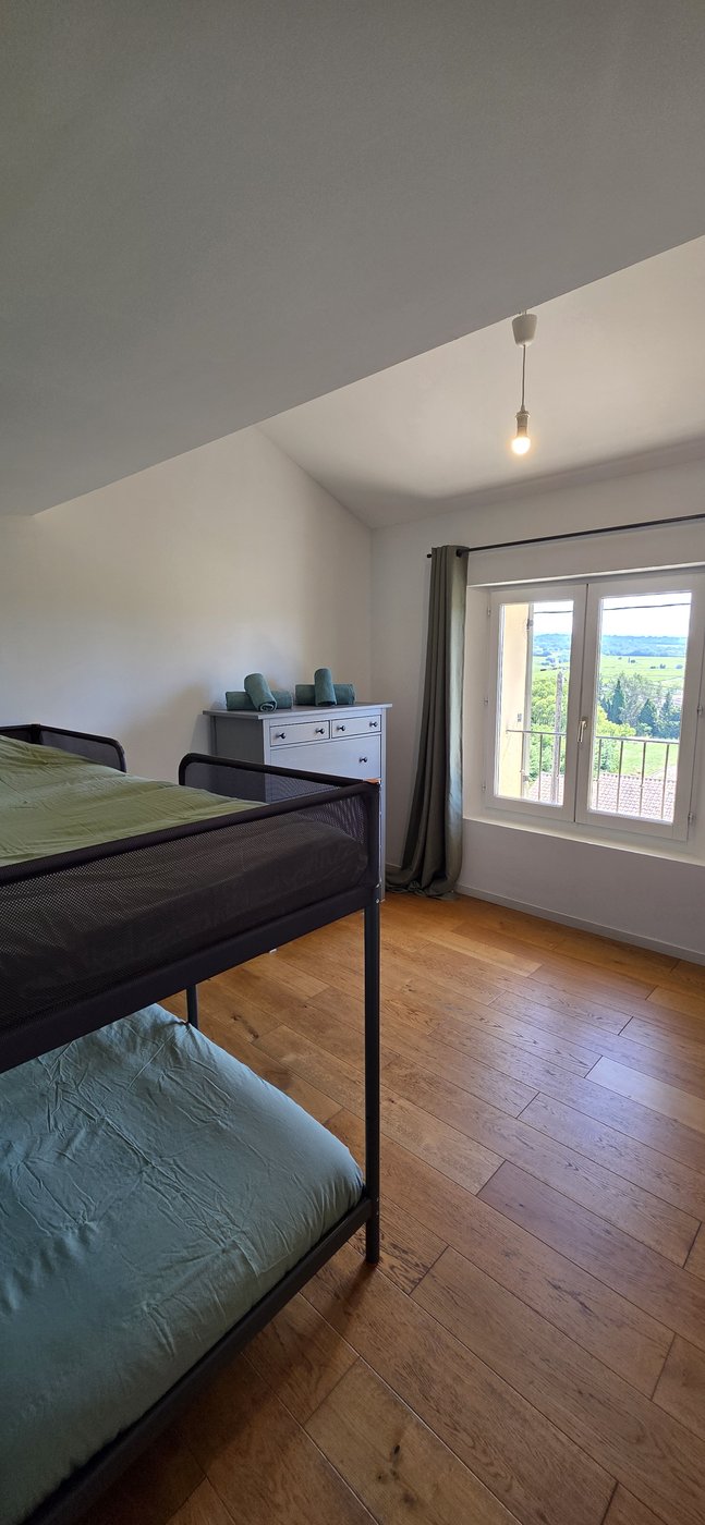 Chambre — lits superposés et vue