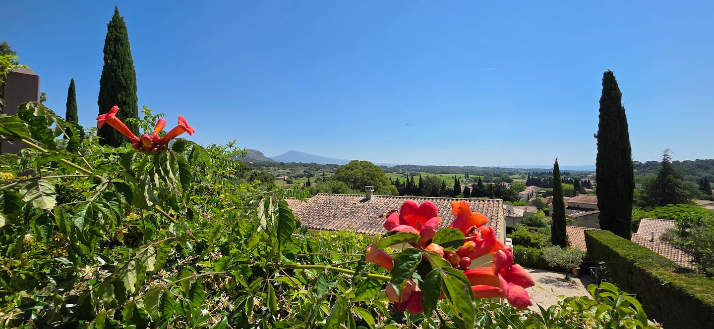 Vue sur la campagne provençale et les villages depuis la villa